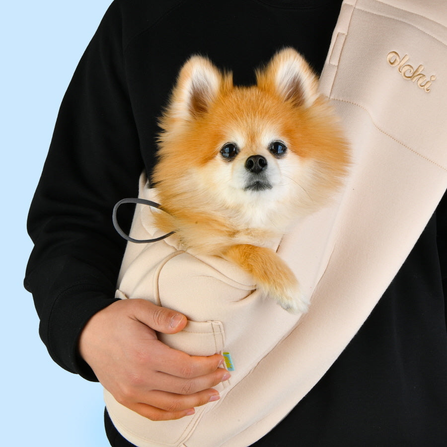 Olchi Hug Cushion Sling Bag draagzak Beige - Premium Hondentas > draagzak from Olchi - Just €64.99! Shop now at Frenkiezdogshop